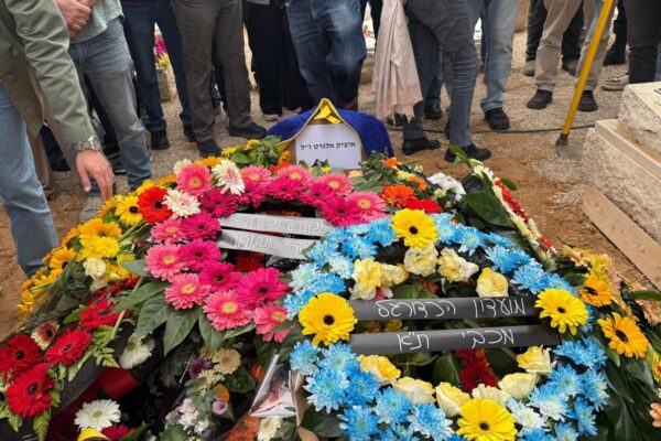 קברו של איציק אלגרט ז"ל (צילום: דוברות ניר עוז)
