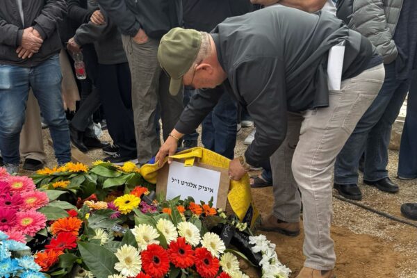 דני אלגרט ליד קברו של אחיו איציק אלגרט ז"ל (צילום: דוברות ניר עוז)