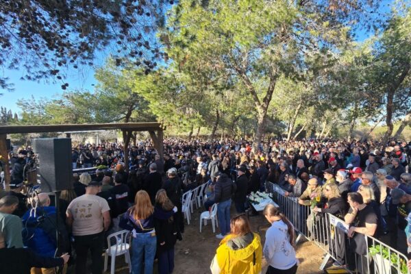 מאות בלוויה של איציק אלגרט בקיבוץ ניר עוז (צילום: בן כהן/דוברות ניר עוז)