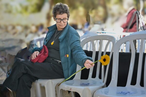 שורדת השבי יוכבד ליפשיץ בלוויה של איציק אלגרט (צילום: בן כהן/דוברות ניר עוז)