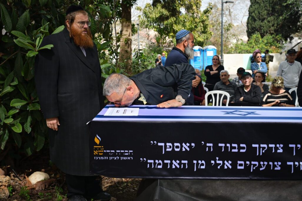 דני אלגרט ליד ארונו של אחיו איציק אלגרט ז"ל (צילום: בן כהן/דוברות ניר עוז)