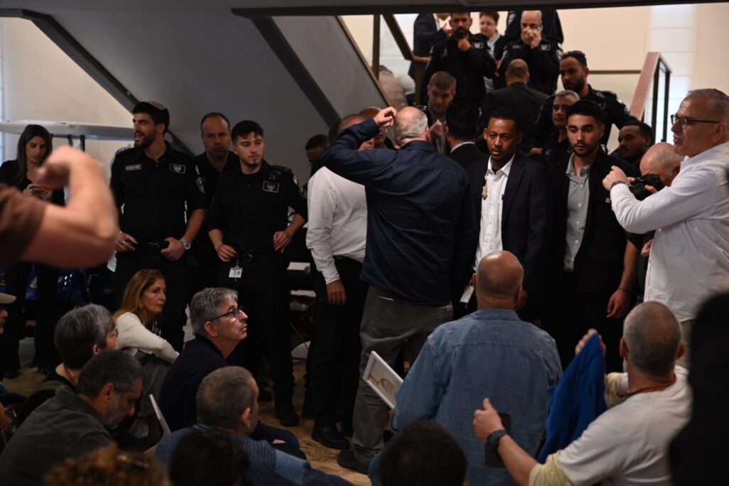 מהומה לפני דיון במליאת הכנסת בין משפחות שכולות למאבטחי המשכן (צילום: אור גואטה) מהומה לפני דיון במליאת הכנסת בין משפחות שכולות למאבטחי המשכן (צילום: אור גואטה)