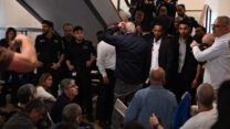 מהומה לפני דיון במליאת הכנסת בין משפחות שכולות למאבטחי המשכן (צילום: אור גואטה)