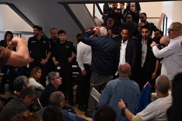 מהומה לפני דיון במליאת הכנסת בין משפחות שכולות למאבטחי המשכן (צילום: אור גואטה)