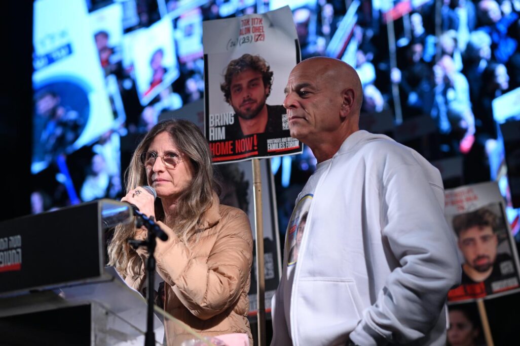 עידית וקובי אהל, הוריו של החטוף אלון בעצרת בתל אביב (צילום: ליאור רוטשטיין) עידית וקובי אהל, הוריו של החטוף אלון בעצרת בתל אביב (צילום: ליאור רוטשטיין)