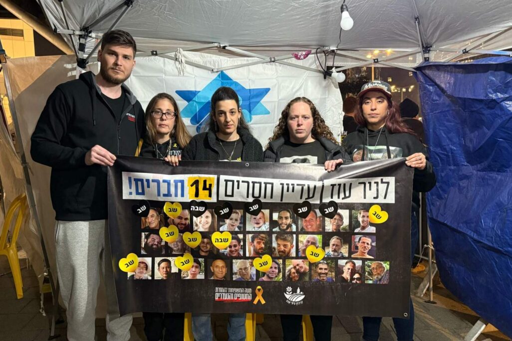 שורדי השבי אילנה גריצווסקי (מימין), שני גורן, ארבל יהוד, נילי מרגלית וסשה טרופנוב באוהל המחאה של קהילת ניר עוז בקריה בתל אביב, בדרישה לשחרור החטופים שנותרו בשבי חמאס (צילום: קיבוץ ניר עוז)