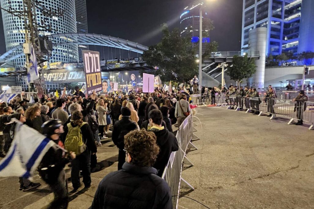 גדרות משטרתיות מונעות ממפגינים להגיע לשער בסיס הקריה בתל אביב, בהפגנה לשחרור החטופים (צילום: דורון הבסי)