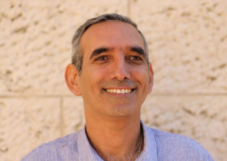 אבי דבוש. "אני מאמין ברעיון היהודי של תיקון. דרוש חיבור עמוק לאזורים שנזנחו אחרי 7 באוקטובר" (צילום: ג'ייקוב לזרוס)
