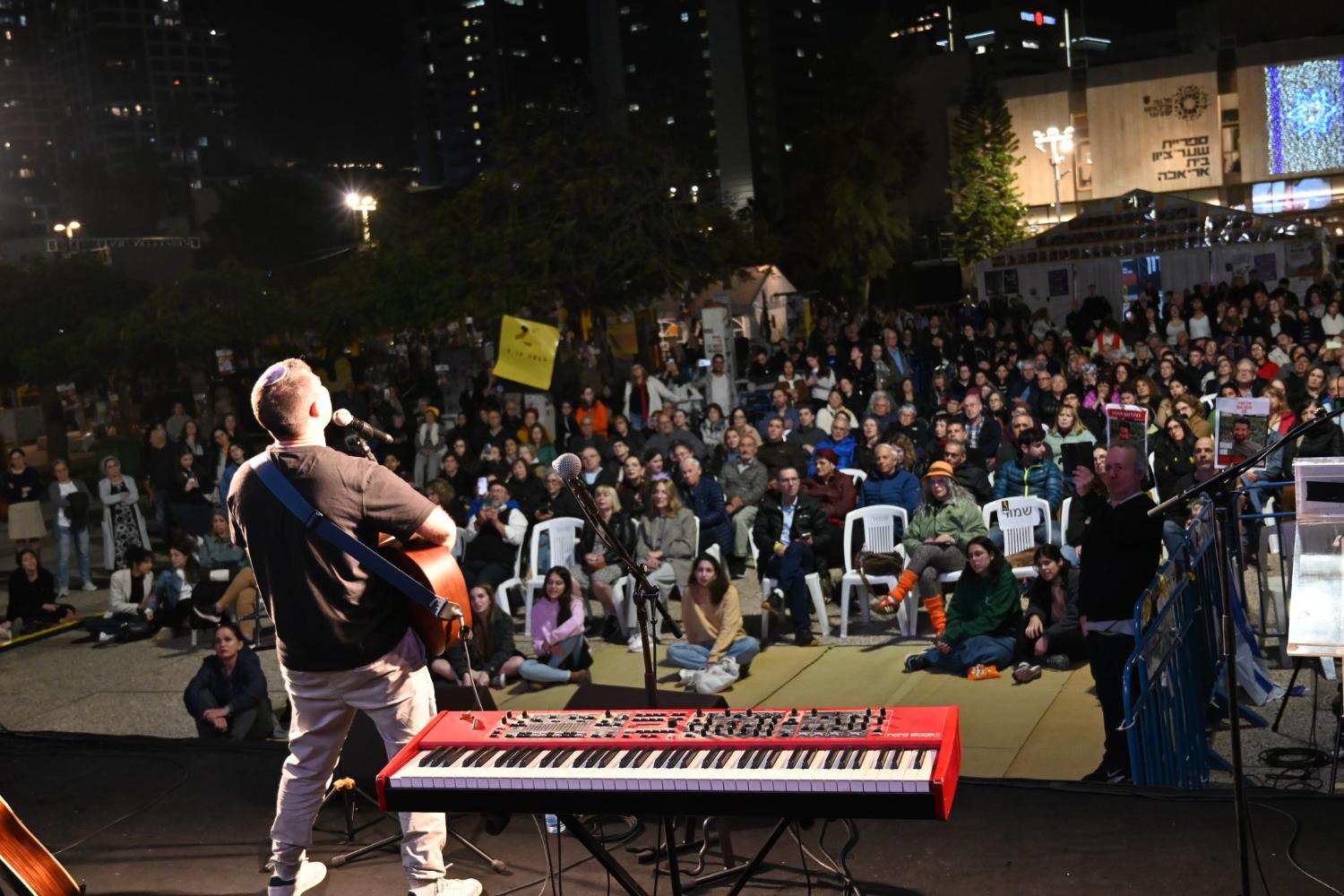 הזמר מיכאל וייס בעצרת בכיכר החטופים (צילום: פאולינה פטימר)