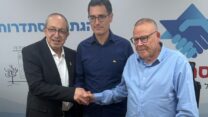 יו״ר ההסתדרות ארנון בר דוד (מימין), מנכ"ל משרד הבריאות משה בר סימן טוב ומנכ"ל משרד החינוך מאיר שמעוני במעמד החתימה על הסכם לפסיכולוגים בשירות הציבורי (צילום: דוברות ההסתדרות)