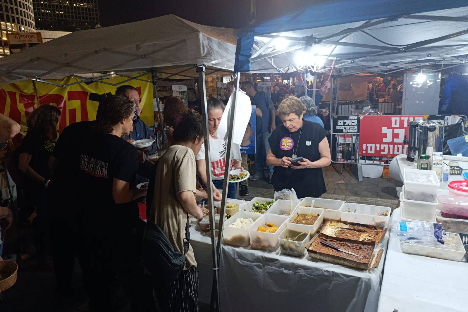 חדר האוכל במאהל משפחות החטופים (צילום: אסף צבי)