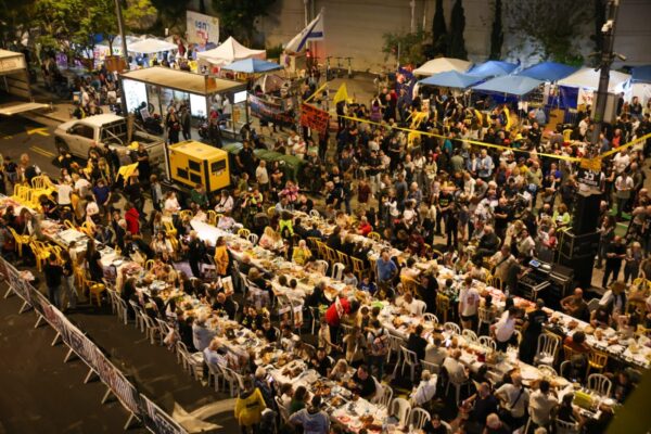 סעודת שישי של משפחות החטופים מחוץ לשער בגין של הקריה בתל אביב (צילום: מטה המשפחות)