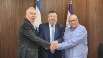 יו"ר ההסתדרות ארנון בר-דוד, שר העבודה יואב בן-צור ויו"ר נשיאות ארגוני המעסיקים דובי אמיתי (צילום: משרד העבודה)