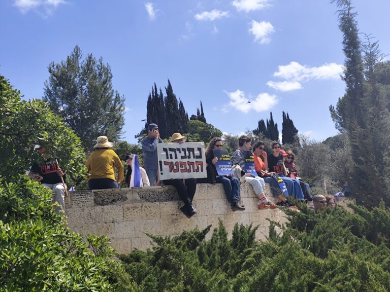 מפגינים נגד פיטורי ראש השב"כ והחזרה ללחימה סמוך לכנסת (צילום: צח בר-תור)