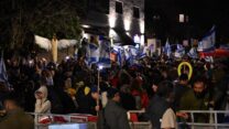 מפגינים מול מעון ראש הממשלה בירושלים (צילום: אור גואטה)