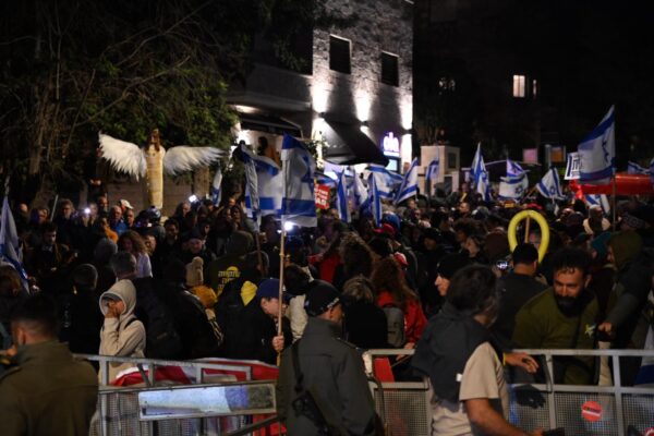 מפגינים מול מעון ראש הממשלה בירושלים (צילום: אור גואטה)