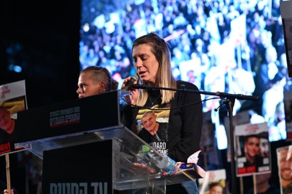 בר גודארד בעצרת בכיכר החטופים (צילום: ליאור רוטשטיין)