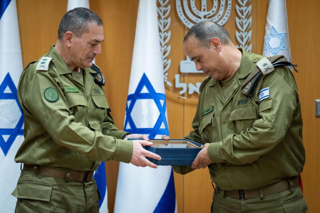 סגן הרמטכ"ל הנכנס האלוף תמיר ידעי (מימין) עם הרמטכ"ל הנכנס רב-אלוף אייל זמיר (צילום: דובר צה"ל) סגן הרמטכ"ל הנכנס האלוף תמיר ידעי (מימין) עם הרמטכ"ל הנכנס רב-אלוף אייל זמיר (צילום: דובר צה"ל)
