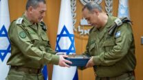 סגן הרמטכ"ל הנכנס האלוף תמיר ידעי (מימין) עם הרמטכ"ל הנכנס רב-אלוף אייל זמיר (צילום: דובר צה"ל)