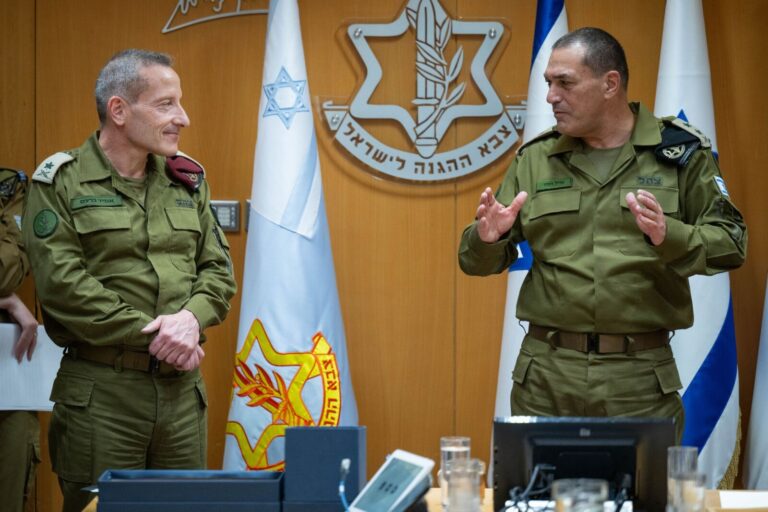 הרמטכ"ל הנכנס רב-אלוף אייל זמיר (מימין) עם סגן הרמטכ"ל היוצא האלוף אמיר ברעם (צילום: דובר צה"ל)