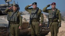 אלוף פיקוד דרום היוצא ירון פינקלמן (מימין), הרמטכ"ל אייל זמיר ואלוף פיקוד דרום הנכנס יניב עשור (צילום: דובר צה"ל)