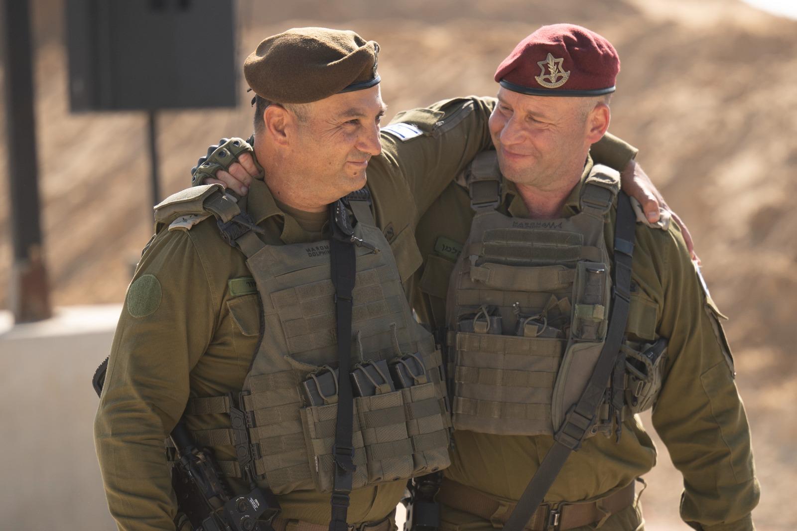האלופים ירון פינקלמן (מימין) ויניב עשור. "תחנות פיקוד הדרום, כאן קודקוד, תמיד אהיה חייל של מדינת ישראל, הייתה לי הזכות, מצדיע לכם" (צילום: דובר צה"ל)