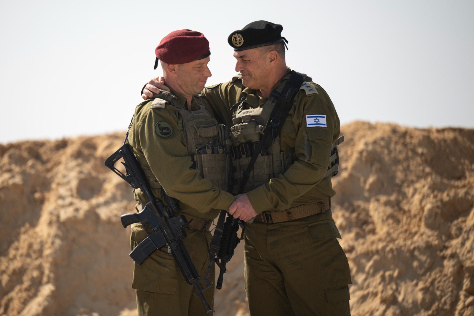 הרמטכ"ל זמיר ואלוף פיקוד דרום היוצא פינקלמן. "התאוששת במהירות, וניהלת ביד רמה את הלחימה העיקשת בגזרה הדרומית" (צילום: דובר צה"ל)