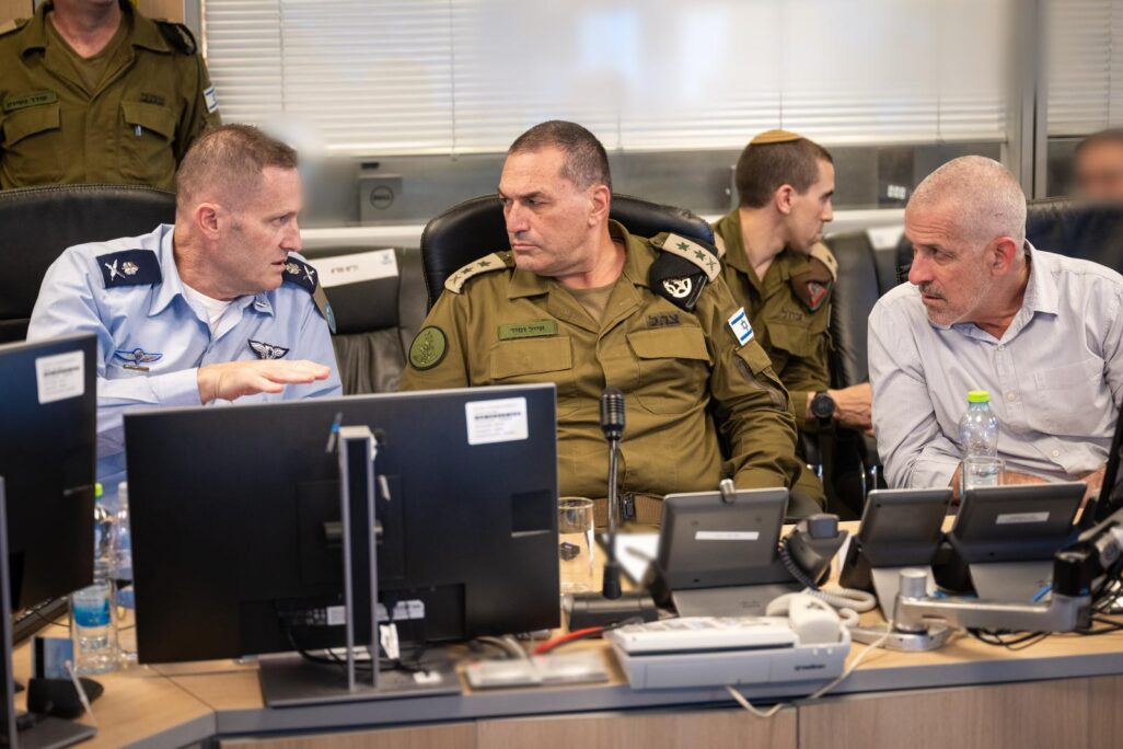 ראש השב"כ רונן בר, הרמטכ"ל אייל זמיר ומפקד חיל האוויר תומר בר בקרייה (צילום: דובר צה"ל) ראש השב"כ רונן בר, הרמטכ"ל אייל זמיר ומפקד חיל האוויר תומר בר בקרייה (צילום: דובר צה"ל)