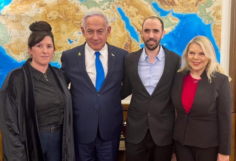 ראש הממשלה בנימין נתניהו ורעייתו שרה עם שורדי השבי טל ועדי שהם (צילום: משרד ראש הממשלה)