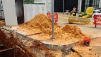 זירת תאונת עבודה בהוד השרון (צילום: דוברות מד״א)