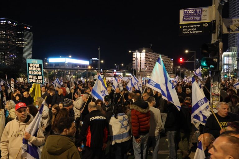 המחאה מול הקריה (צילום: דורון הבסי)