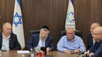 החתימה על צו ההרחבה בענף הבנייה (צילום: דוברות משרד העבודה)
