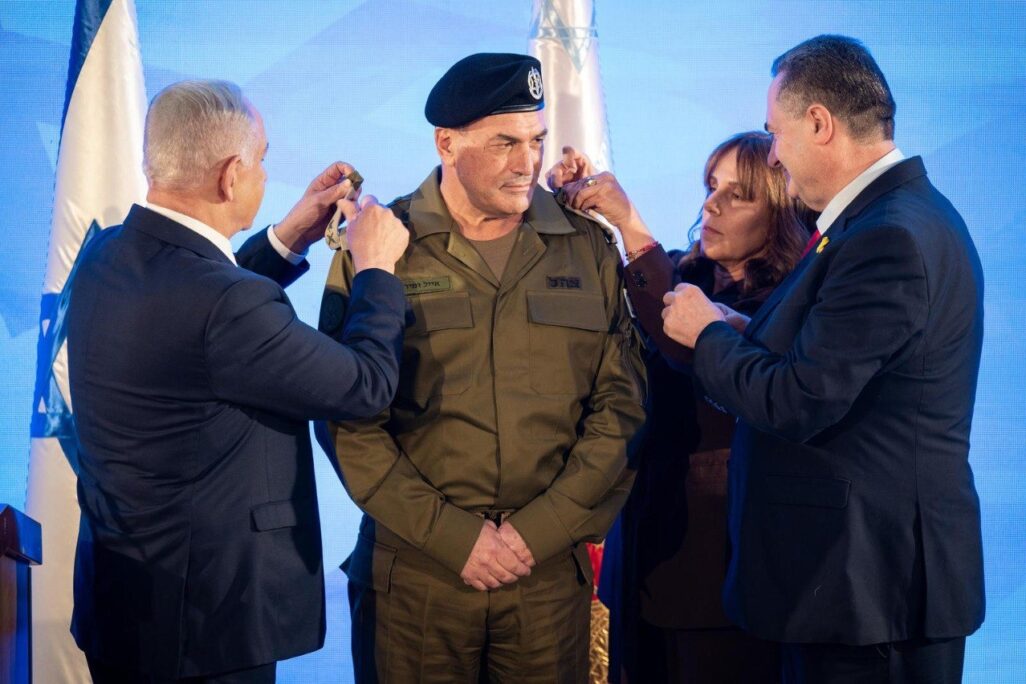 הרמטכ"ל הנכנס אייל זמיר מקבל דרגות רב אלוף מרה"מ נתניהו ושר הביטחון כ"ץ (צילום: דובר צה"ל) הרמטכ"ל הנכנס אייל זמיר מקבל דרגות רב אלוף מרה"מ נתניהו ושר הביטחון כ"ץ (צילום: דובר צה"ל)