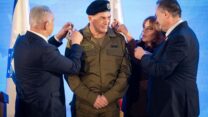 הרמטכ"ל הנכנס אייל זמיר מקבל דרגות רב אלוף מרה"מ נתניהו ושר הביטחון כ"ץ (צילום: דובר צה"ל)