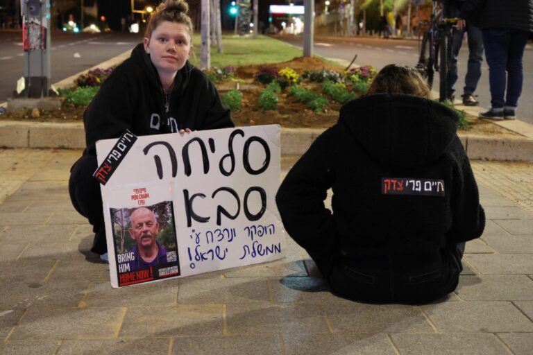 נכדתו של חיים פרי במחלף קפלן ליד שער בגין (צילום: דורון הבסי)