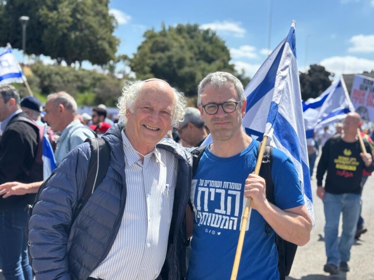פרופסור צבי מזא"ה (משמאל) עם בנו חנן. "מי שאחראי ל-7 באוקטובר צריך ללכת הביתה" (צילום: אור גואטה)