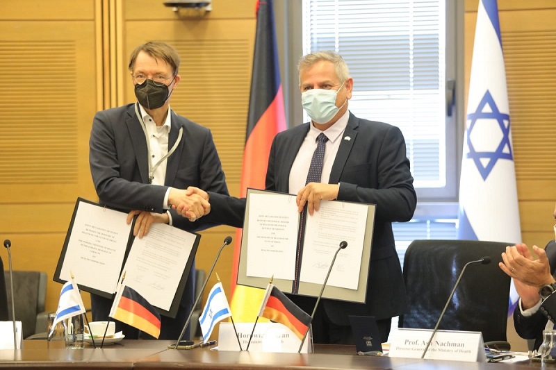 שרי הבריאות של ישראל וגרמניה ב-2022, ניצן הורוביץ (מימין) וקארל לאוטרבך, בחתימת הסכם שיתוף פעולה בריאותי לקראת כנס של ארגון הבריאות העולמי בישראל (צילום: דוברות משרד הבריאות) שרי הבריאות של ישראל וגרמניה ב-2022, ניצן הורוביץ (מימין) וקארל לאוטרבך, בחתימת הסכם שיתוף פעולה בריאותי לקראת כנס של ארגון הבריאות העולמי בישראל (צילום: דוברות משרד הבריאות)