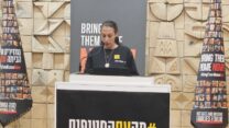 לישי מירן בהצהרת משפחות החטופים (צילום: מטה המשפחות)