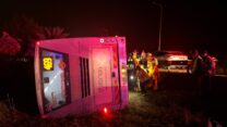 זירת התהפכות האוטובוס בכביש 6 (צילום: כבאות והצלה)
