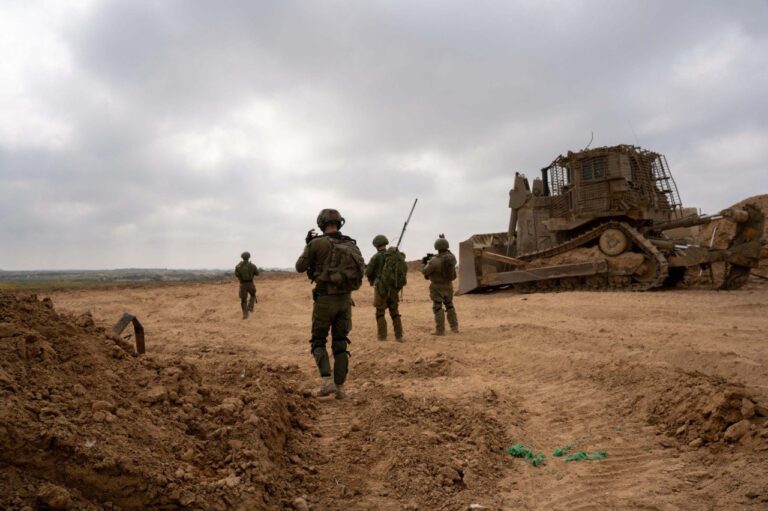 כוחות צה"ל מתמרנים בציר נצרים (צילום: דובר צה"ל)