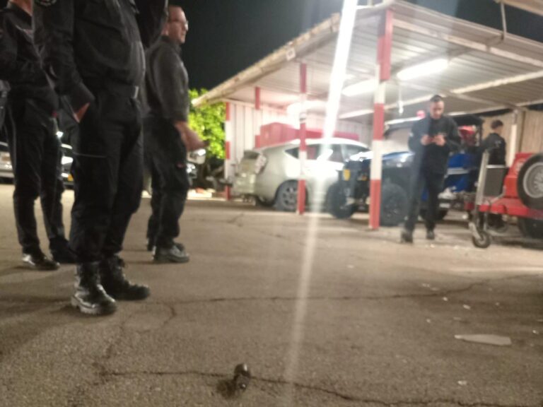 רסיס רקטה שנפל בתחנת הכיבוי בבית שמש (צילום: כבאות והצלה)