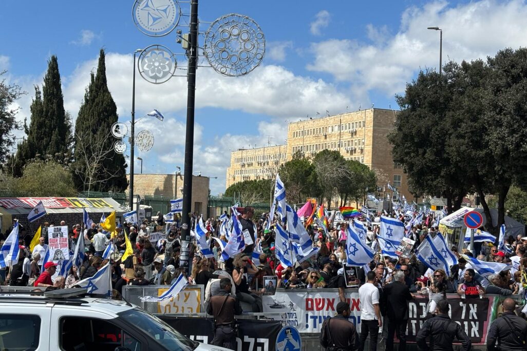 מחאה מול קריית הממשלה (צילום: אור גואטה) מחאה מול קריית הממשלה (צילום: אור גואטה)