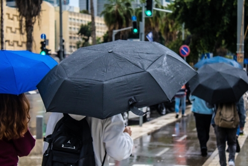 גשם בתל אביב (תמונת אילוסטרציה: Jose HERNANDEZ Camera 51 / Shutterstock.com) גשם בתל אביב (תמונת אילוסטרציה: Jose HERNANDEZ Camera 51 / Shutterstock.com)
