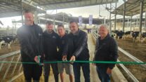 גזירת הסרט. (מימין אפרי רייקין מקבוצת תנובה, חיים גבריאלי יו"ר קבוצת תנובה, צוות רפת 232- אורי רז ארגמן, גדעון לוין חיימי ונוריאל ארזי) (צילום: רפת 232)