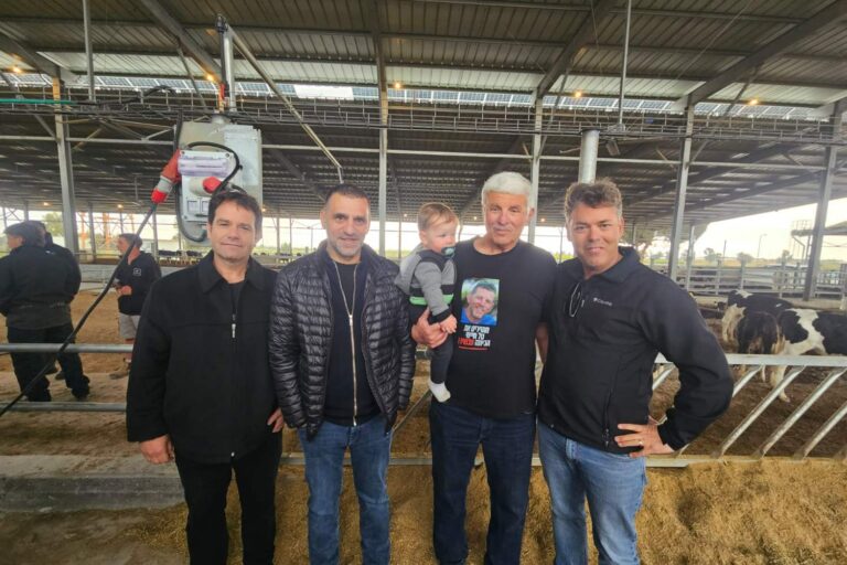 יו"ר התנועה הקיבוצית ליאור שמחה (מימין), ממקימי רפת ניר יצחק שמיל בלברמן, יו"ר קבוצת תנובה חיים גבריאלי ומנכ"ל התאחדות יצרני החלב דגן יראל (צילום: רפת 232)