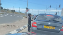 ילד מקבץ נדבות בצומת טמרה דרום, 22 במרץ 2025 (צילום: יהל פרג')