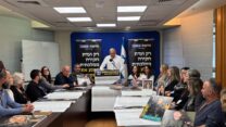 נציגי ״מועצת אוקטובר״ בכנסת לפני דיון 40 חתימות להקמת ועדת חקירה ממלכתית (צילום: מועצת אוקטובר)