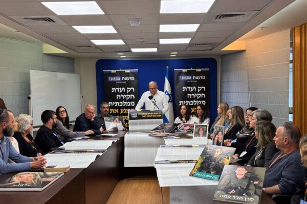 נציגי ״מועצת אוקטובר״ בכנסת לפני דיון 40 חתימות להקמת ועדת חקירה ממלכתית (צילום: מועצת אוקטובר)