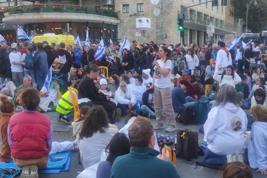 שי דיקמן, בת דודתה של כרמל גת ז״ל שנחטפה ונרצחה בשבי חמאס, בהפגנה בכיכר פריז (צילום: ניצן צבי כהן)