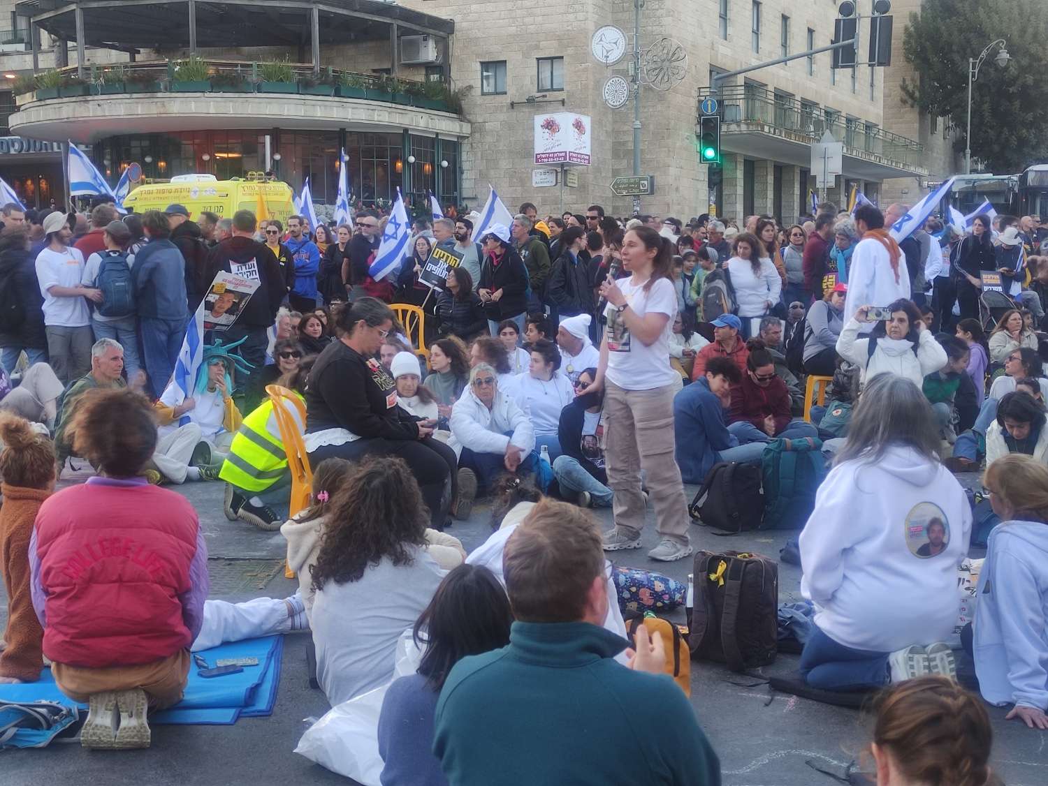 שי דיקמן, בת דודתה של כרמל גת ז״ל שנחטפה ונרצחה בשבי חמאס, בהפגנה בכיכר פריז (צילום: ניצן צבי כהן)